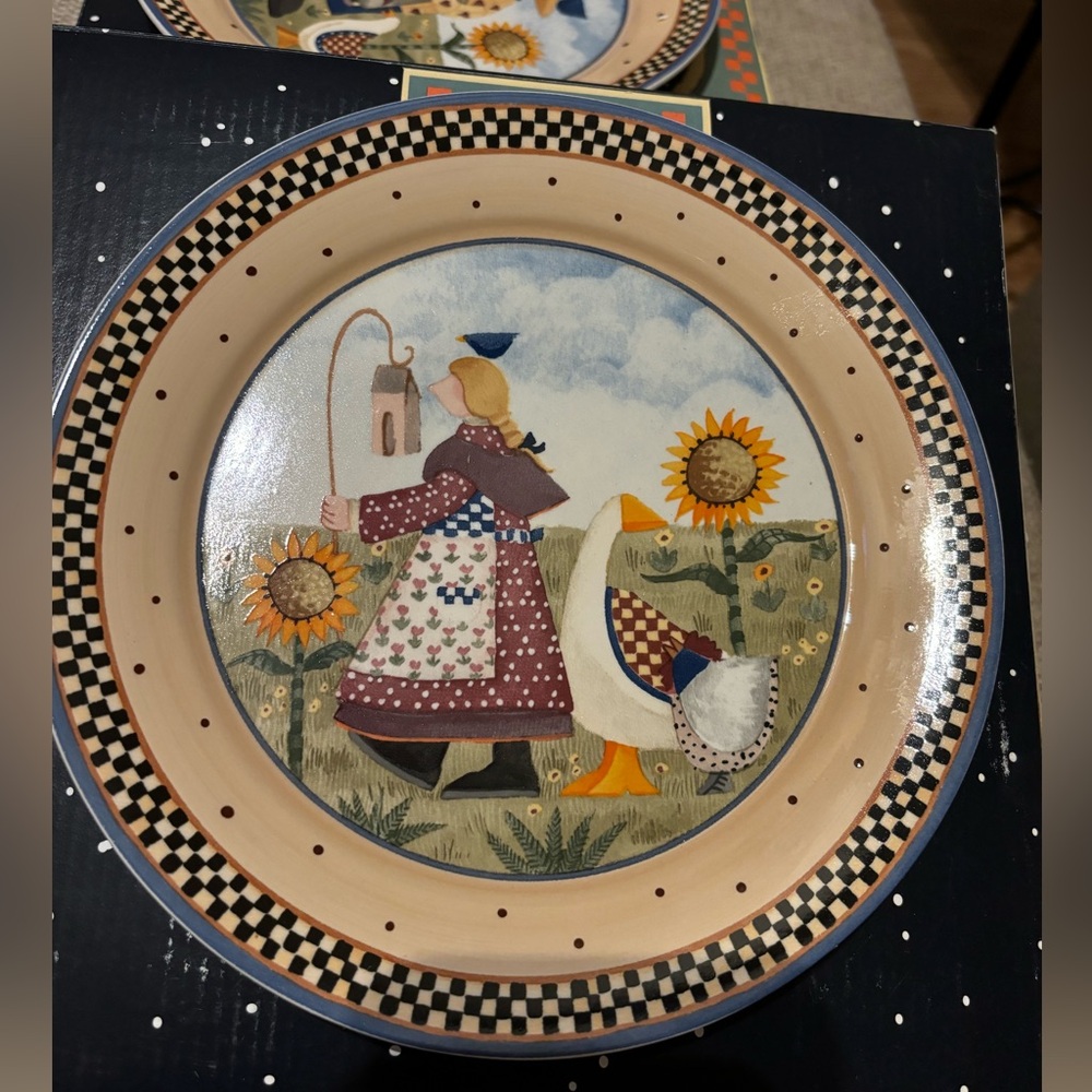 Williraye WW7007 Girl Holding Birdhouse Plate